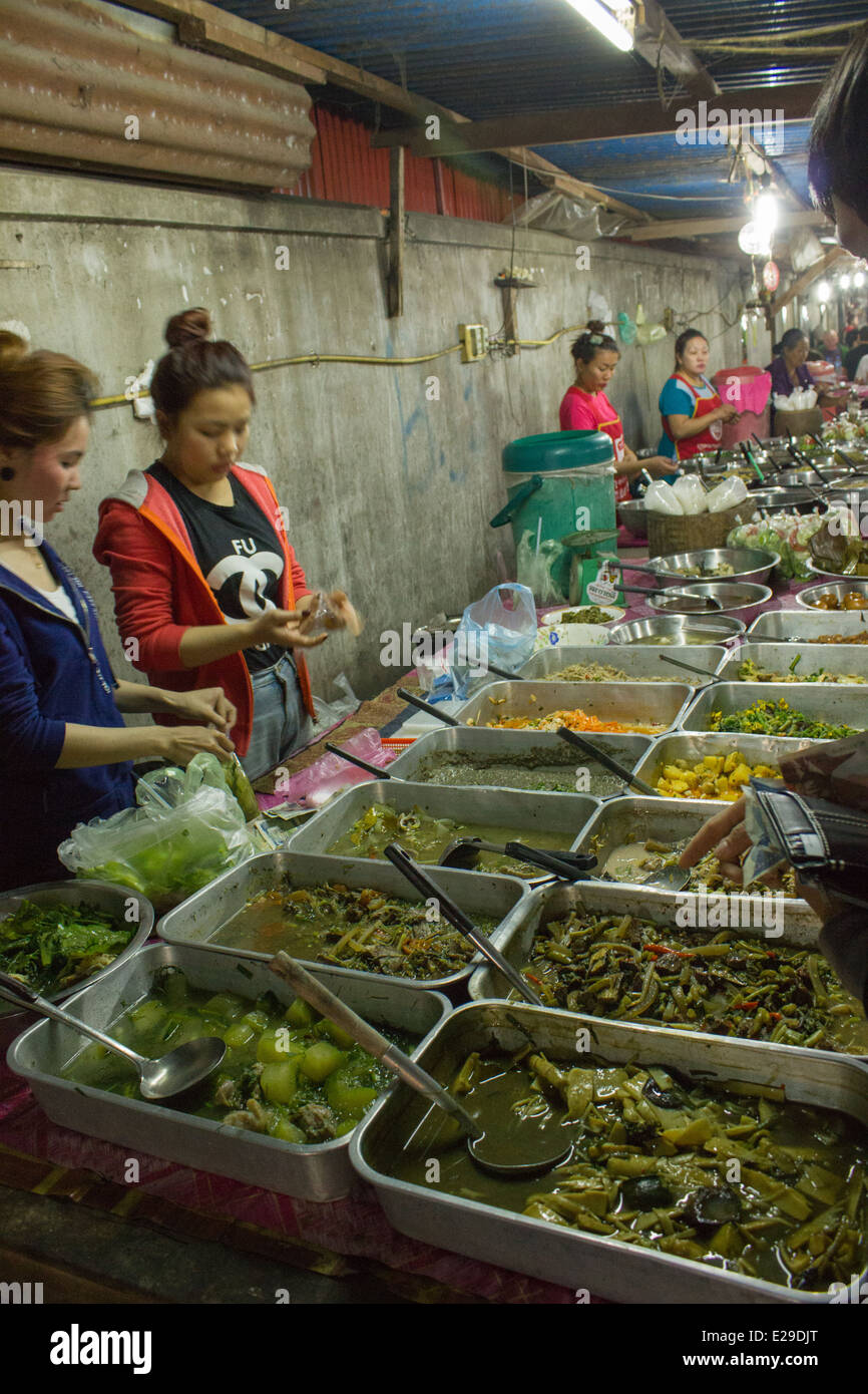 Marché de nuit de Luang Prabang est une chose à ne pas manquer lors de la visite de cette charmante ville. Une variété de Lao est disponible. Banque D'Images