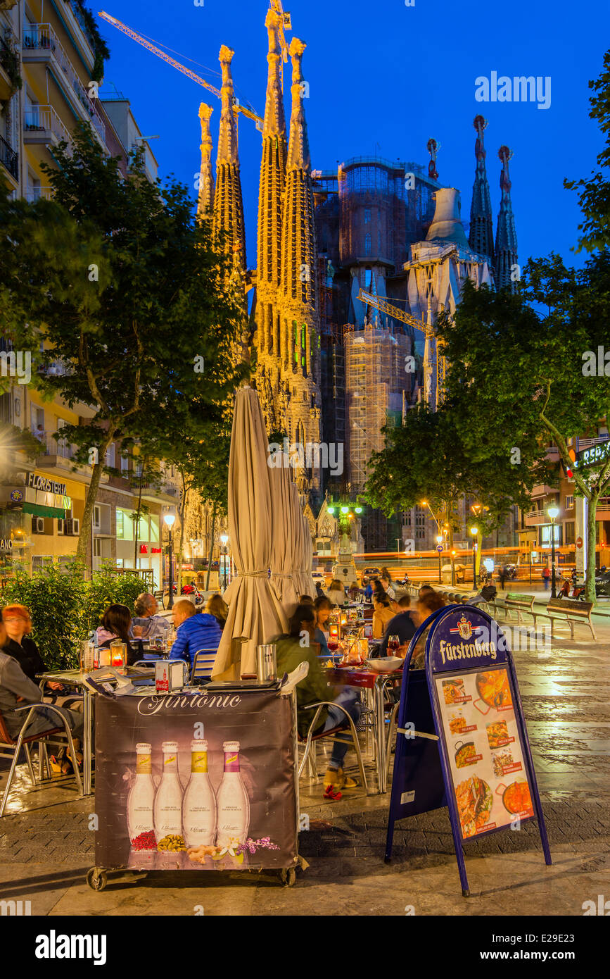 Café en plein air de nuit dans Avinguda de Gaudi avec la Sagrada Familia derrière, Barcelone, Catalogne, Espagne Banque D'Images