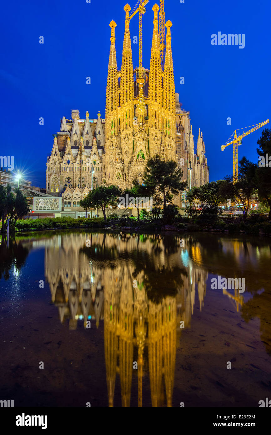 Vue nocturne de l'église Sagrada Familia reflétée dans un étang, Barcelone, Catalogne, Espagne Banque D'Images