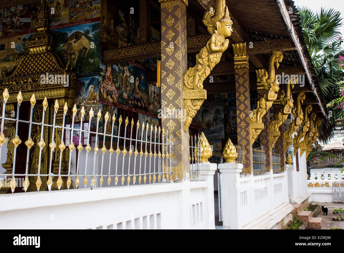 Wat Xieng Thong est un temple bouddhiste, situé sur la pointe nord de la péninsule de Luang Prabang, Laos. Banque D'Images