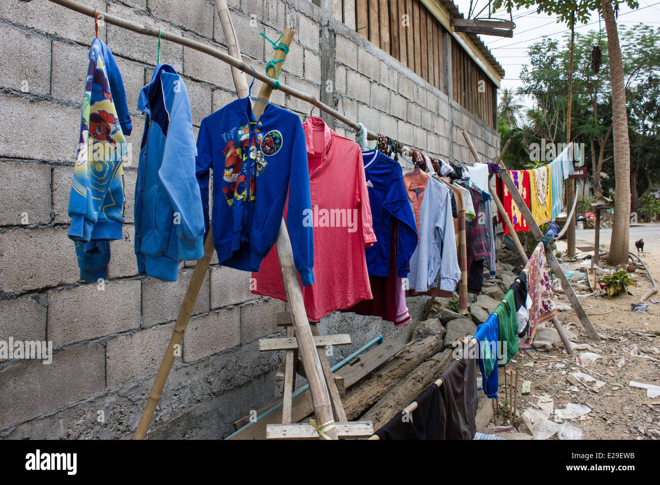 Sur une ligne de lavage dans un village de l'ancienne ville de Luang Prabang, situé dans le nord du Laos, Site du patrimoine mondial de l'UNESCO. Banque D'Images