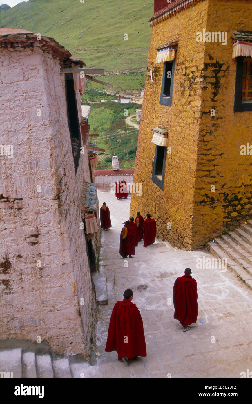 Moines tibétains marche à pied jusqu'à une cérémonie, monastère de Ganden, Tibet Banque D'Images