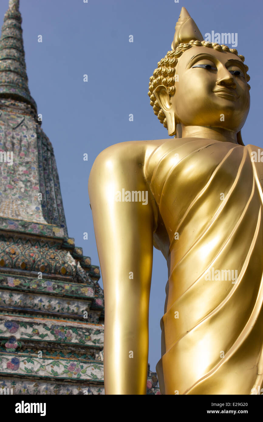 Wat Arun (Temple de l'Aube") est un temple bouddhiste à Bangkok, en Thaïlande, sur l'Thonburi rive ouest de la rivière Chao Phraya. Banque D'Images