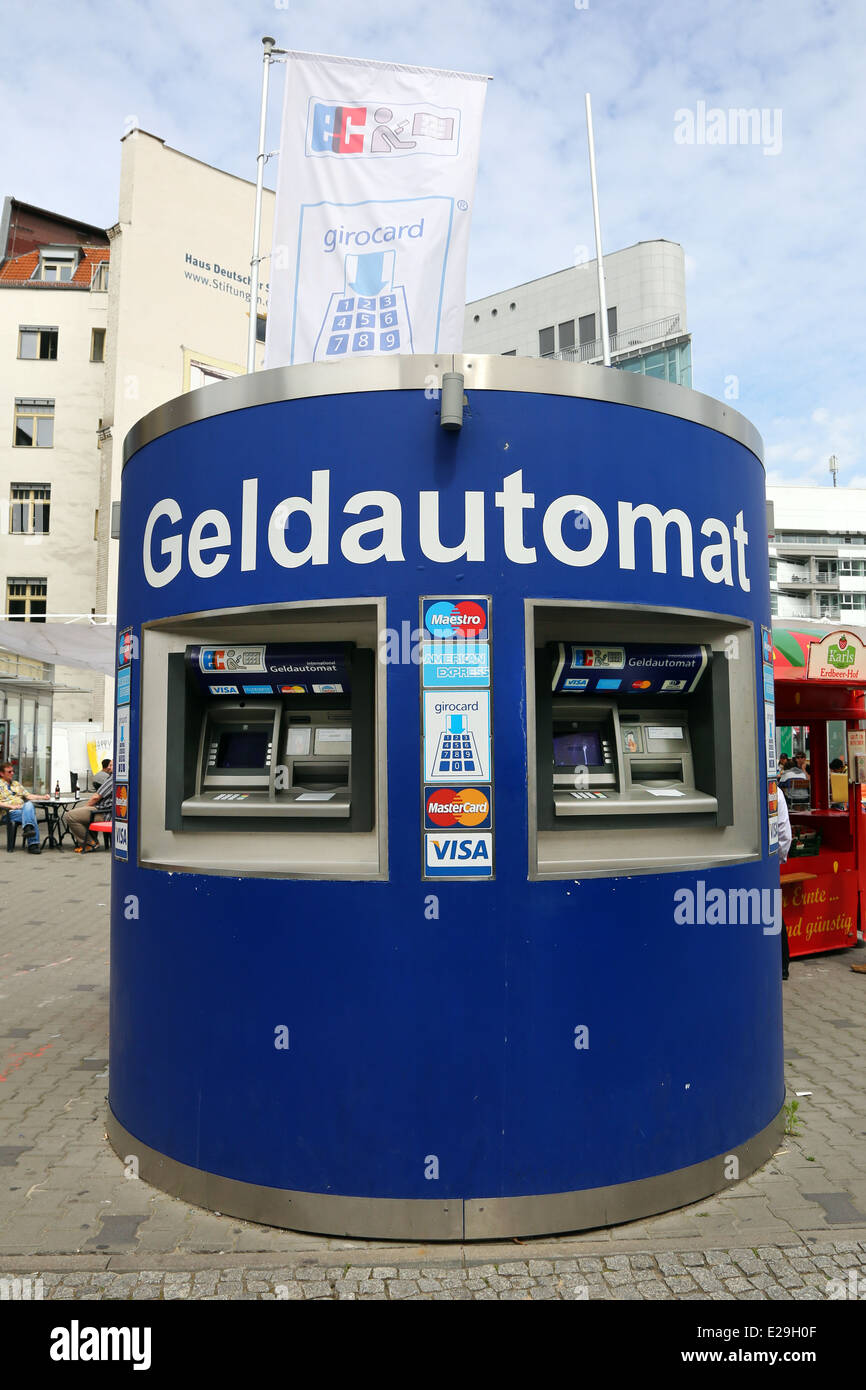 Geldautomat cash machine ATM à Berlin, Allemagne Banque D'Images