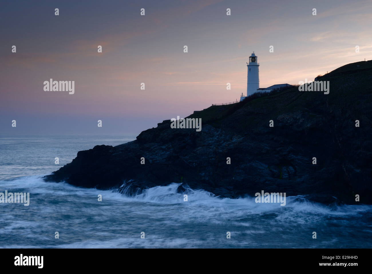 Aube naître dans le ciel au-dessus de Trevose Head Lighthouse, Cornwall. Banque D'Images