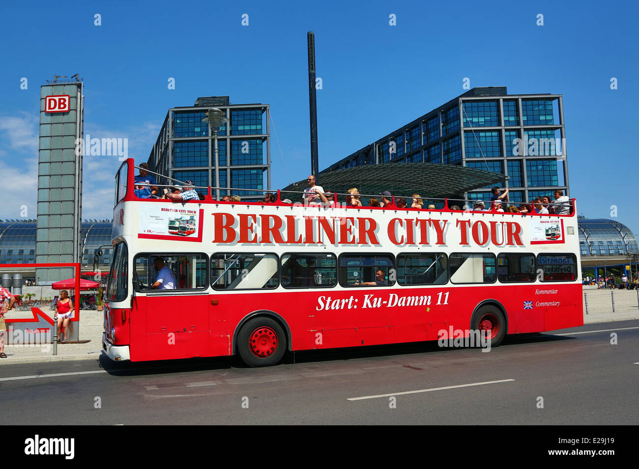 Berlin tourist bus visite guidée à l'extérieur de la gare centrale Hauptbahnhof de Berlin, Allemagne Banque D'Images