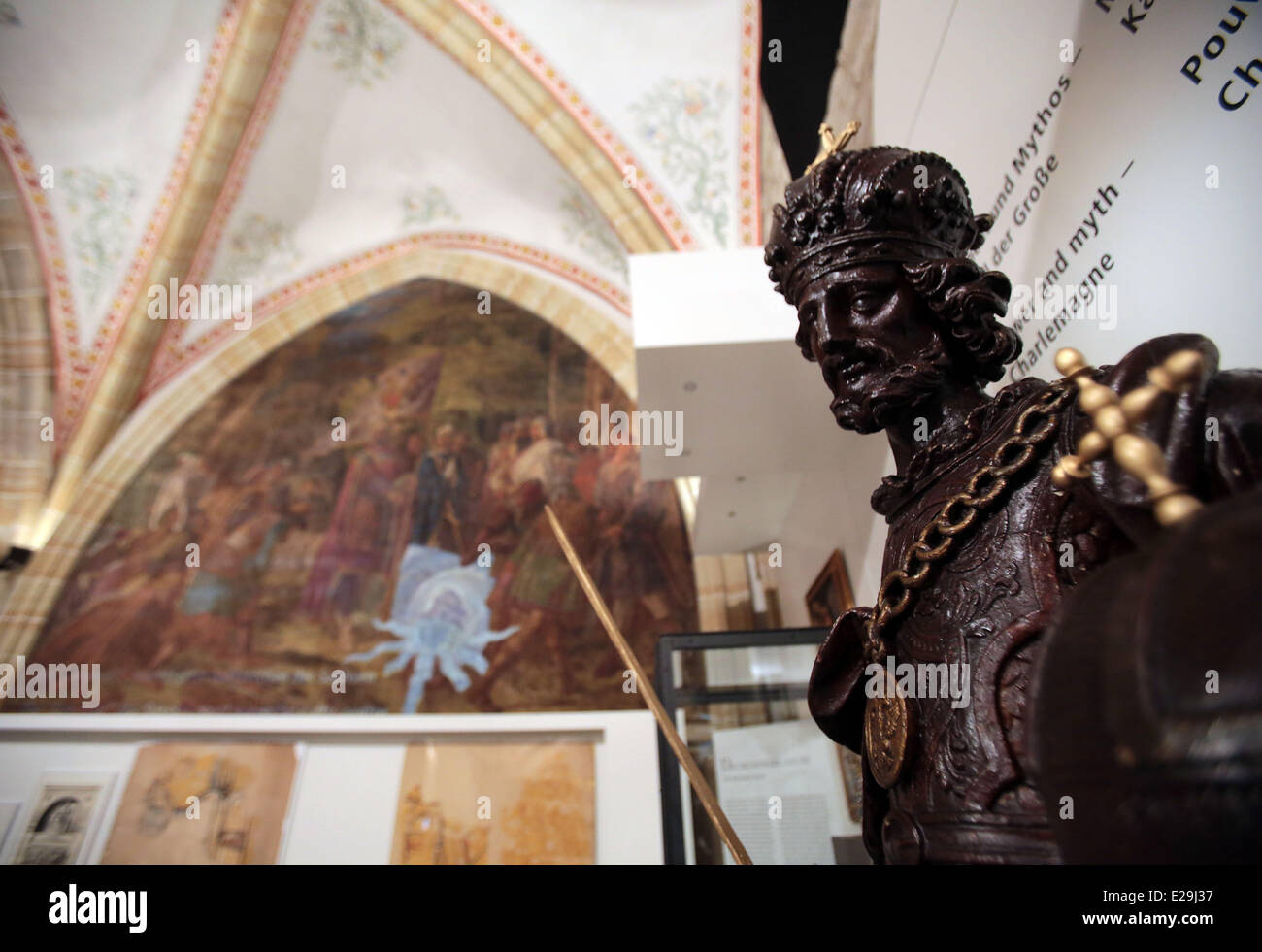 Aix-la-Chapelle, Allemagne. 16 Juin, 2014. La figure de Charlemagne est exposée dans la salle de couronnement à l'hôtel de ville à Aix-la-Chapelle, Allemagne, 16 juin 2014. L'exposition 'Charlemagne, l'alimentation, de l'Art, Treasure' est ouvert du 20 juin au 21 septembre 2014 à Aix-la-Chapelle. Photo : OLIVER BERG/dpa/Alamy Live News Banque D'Images