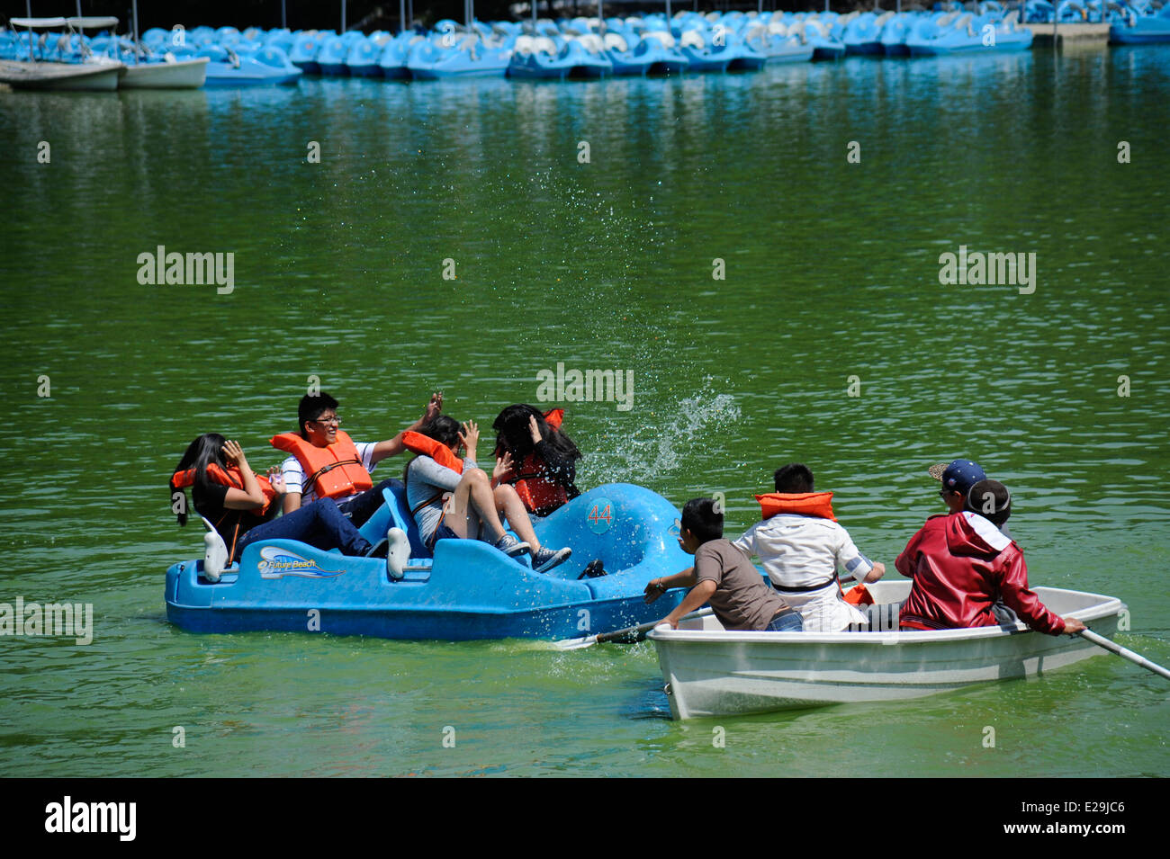 Les adolescents et les familles de plaisance sur Lago Mayor de Chapultepec dans le parc de Chapultepec, Mexico, Mexique Banque D'Images