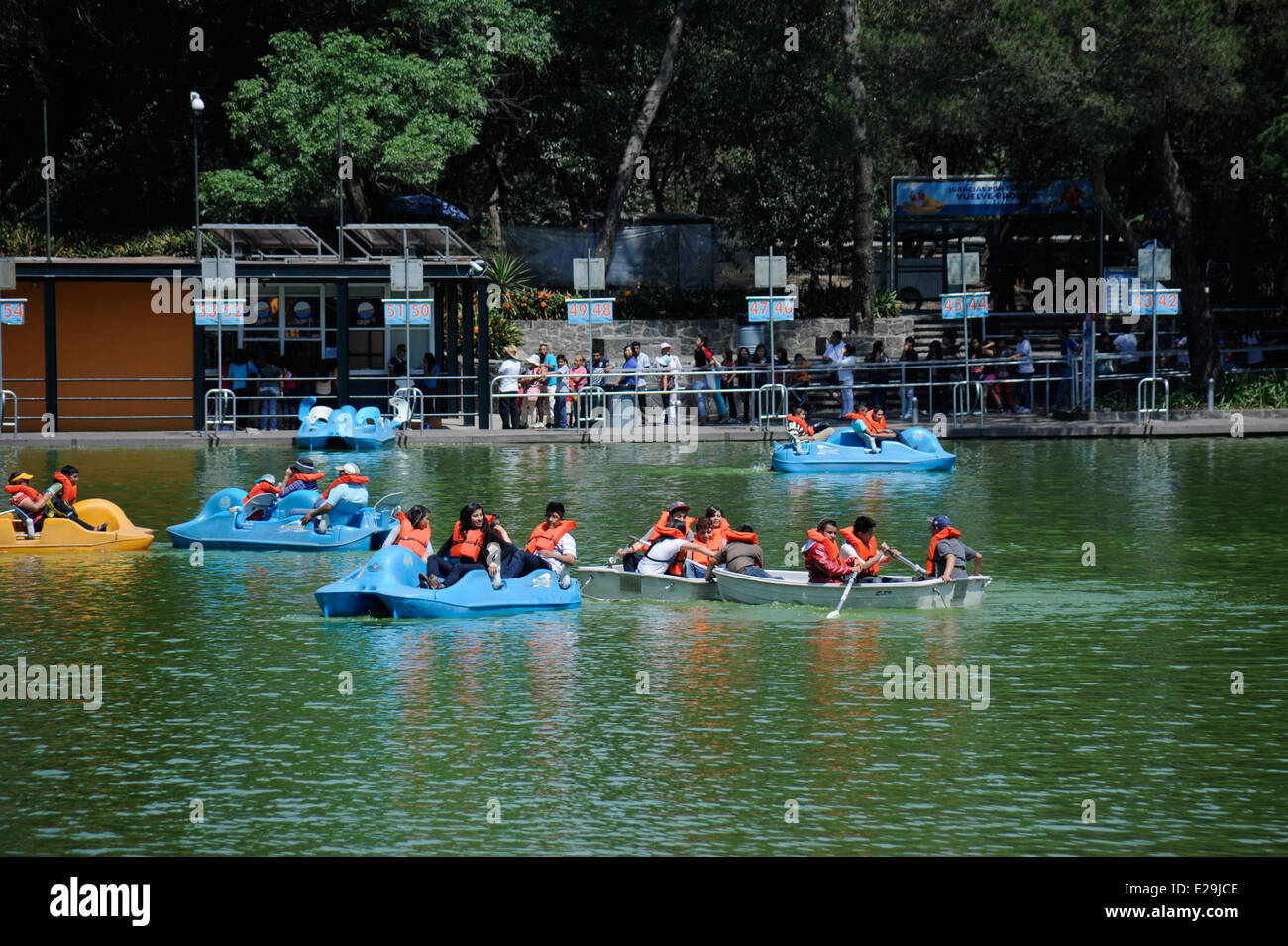 Les adolescents et les familles de plaisance sur Lago Mayor de Chapultepec dans le parc de Chapultepec, Mexico, Mexique Banque D'Images