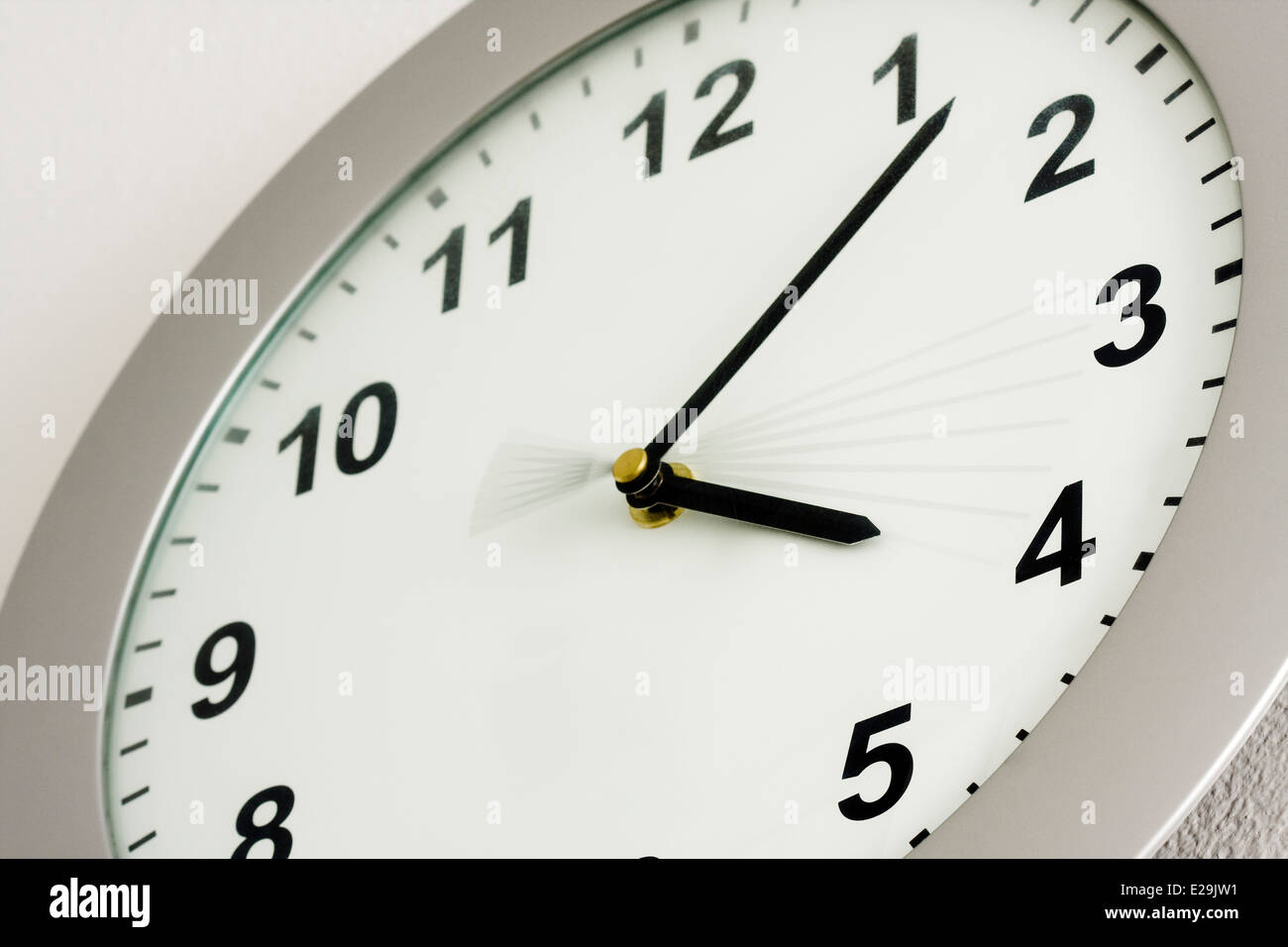 Le temps de 4:08 montrant sur une horloge analogique blanc illustrant le passage de 6 secondes par le mouvement de la seconde main Banque D'Images