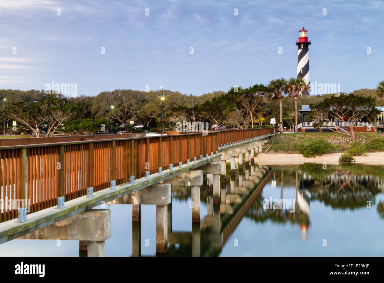Phare de Saint Augustine reflétant sur la baie au petit matin à Saint Augustine en Floride. Banque D'Images