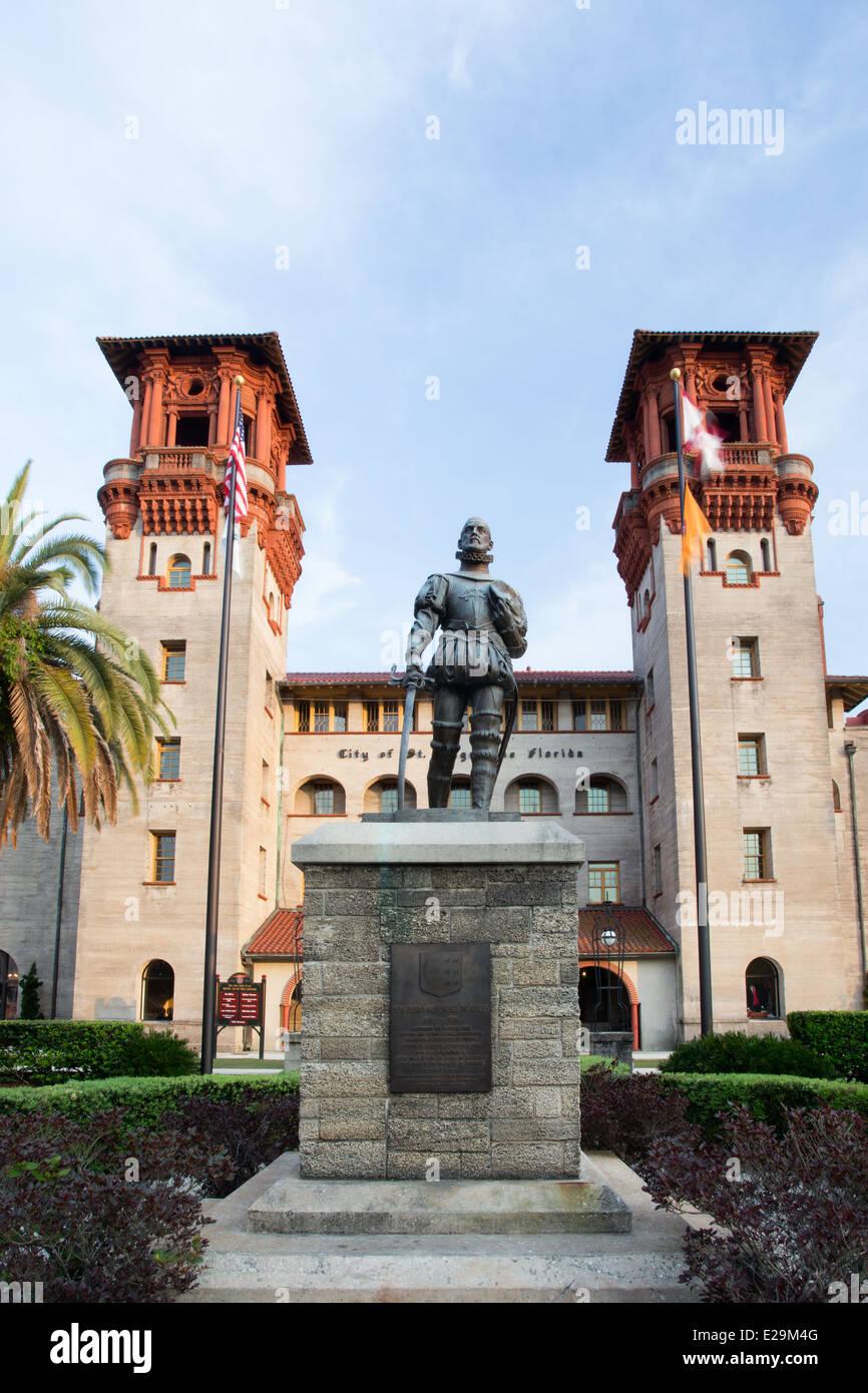 Pedro Menéndez de Avilés statue devant le Musée Lightner autrefois l'Alcazar Hotel à Saint Augustine en Floride. Banque D'Images