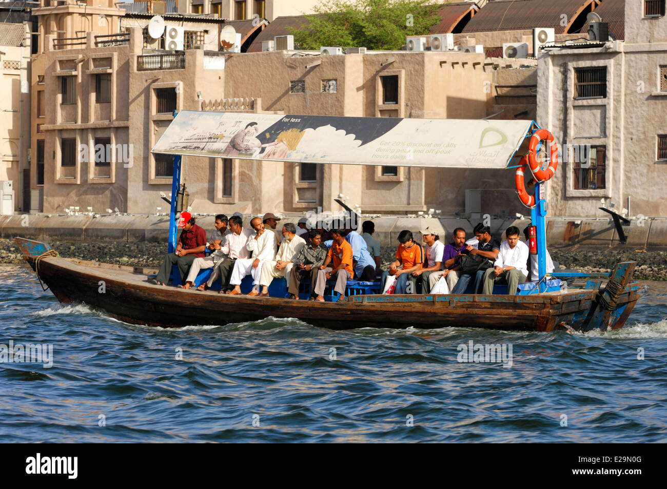 Emirats arabes unis, dubaï, Dubaï, l'émirat un abra, bateau à passagers traditionnels sur la Crique de Dubaï bras de mer Banque D'Images