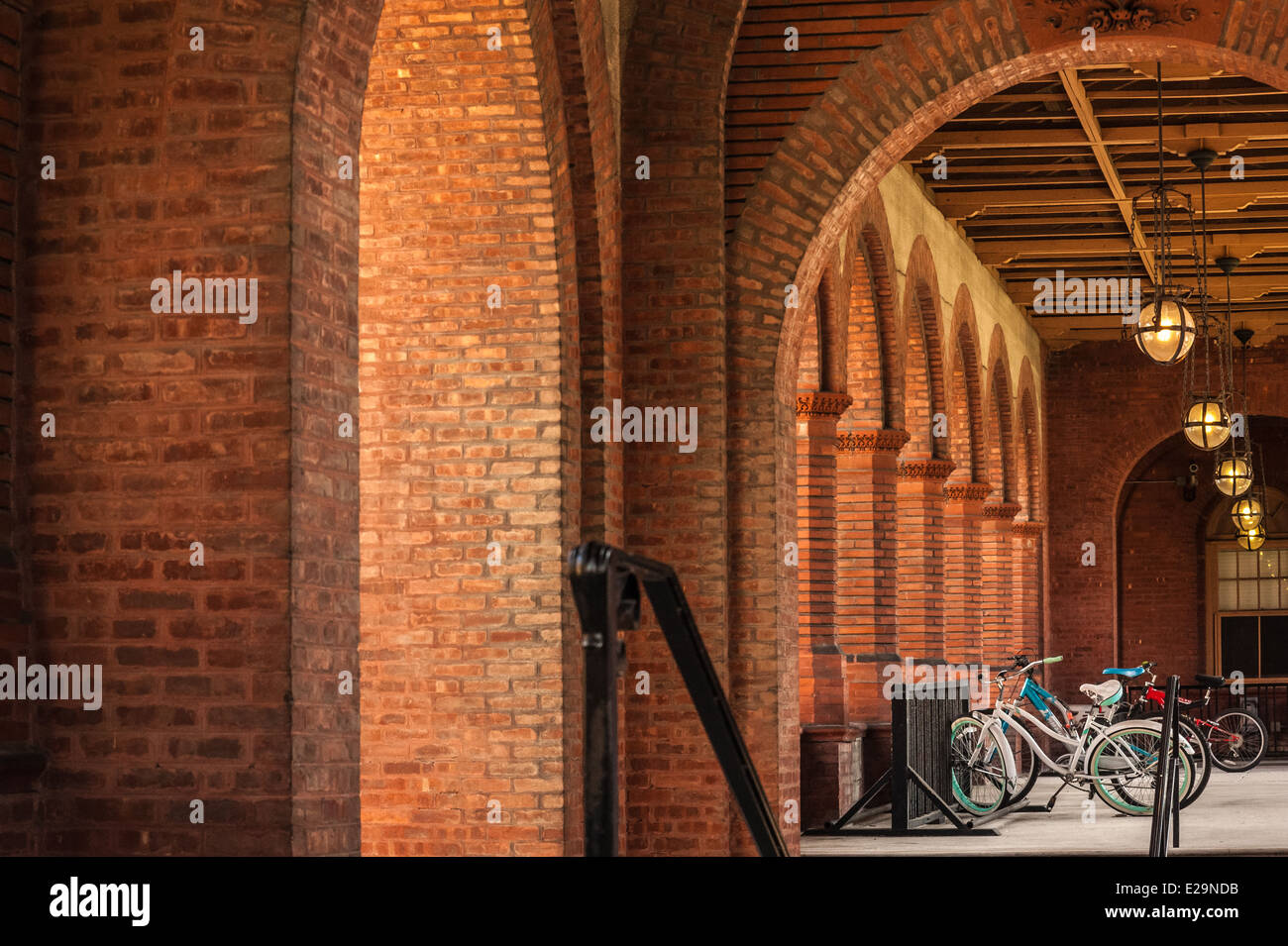 Le stationnement des vélos aux étudiants à l'entrée de la cour sur le Flagler College campus dans le centre-ville de Saint Augustine, Floride, USA. Banque D'Images