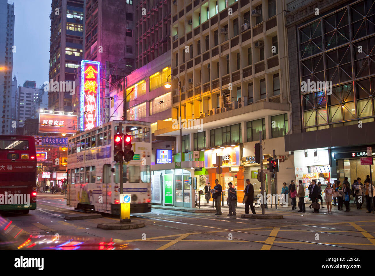 L'île de Chine, Hong Kong, Central District, tramway sur Des Voeux Road Banque D'Images