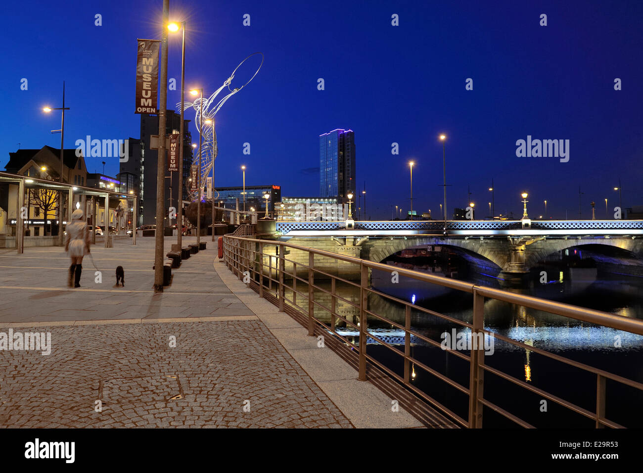 Royaume-uni, Irlande du Nord, Belfast, bord de l'eau sur la rivière Lagan, Queens Bridge, symbole d'espoir est art metal Banque D'Images