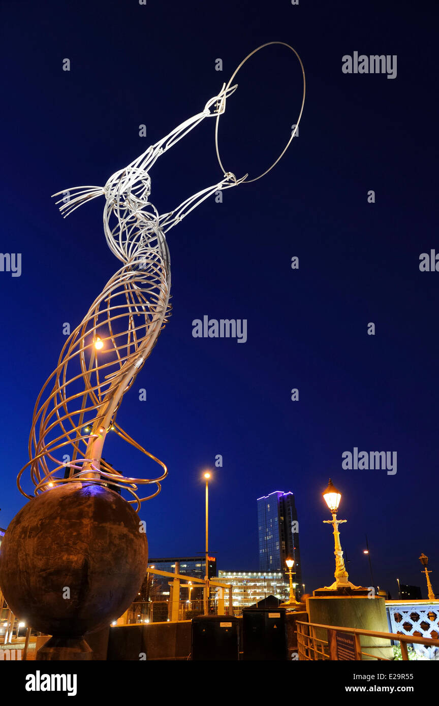 Royaume-uni, Irlande du Nord, Belfast, bord de l'eau sur la rivière Lagan, symbole d'espoir est art metal sculpture par Andy Banque D'Images