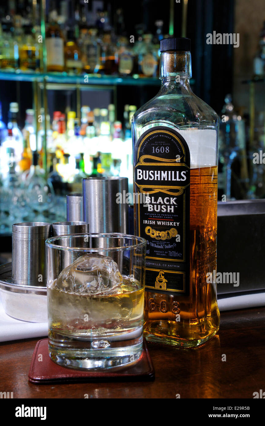 Royaume-uni, Irlande du Nord, Belfast, le bar de l'Hôtel de la marine marchande dans une ancienne banque, bouteille de whisky Bushmills Banque D'Images