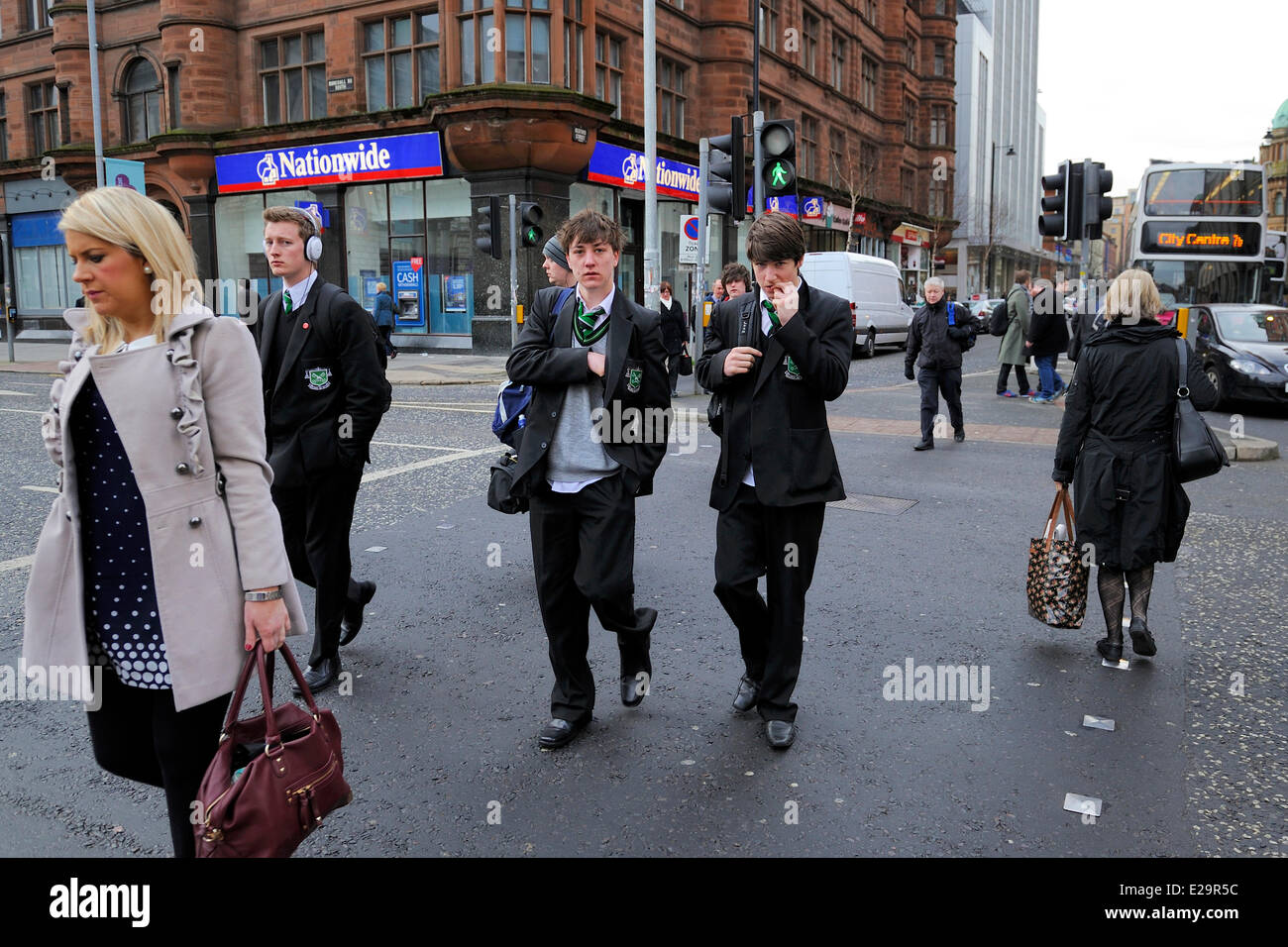 Royaume-uni, Irlande du Nord, Belfast, les écoliers en uniforme après l'école de Donegall Square Banque D'Images