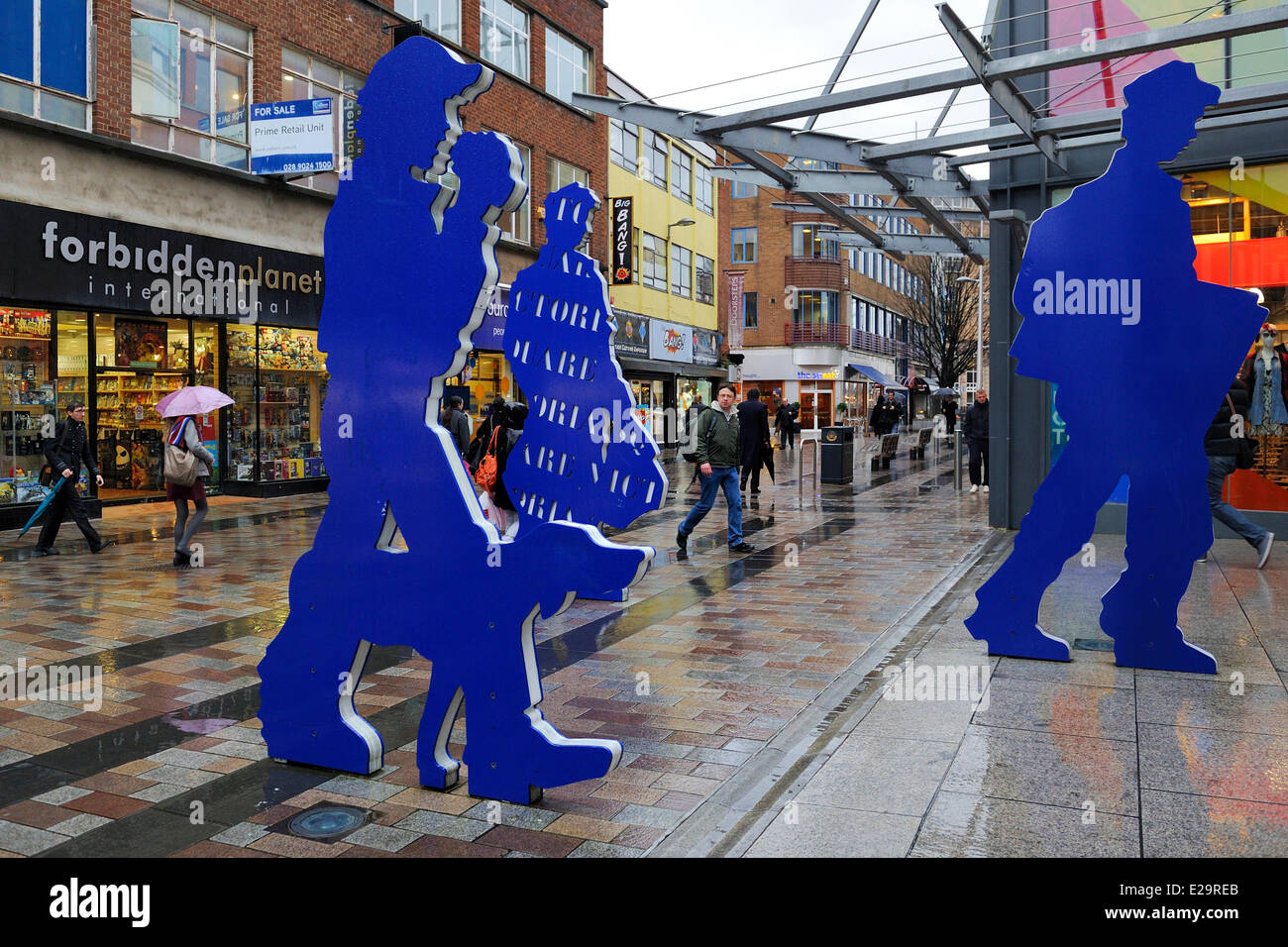 Royaume-uni, Irlande du Nord, Belfast, sculptures à l'entrée du centre commercial Victoria Square sur Ann Street Banque D'Images