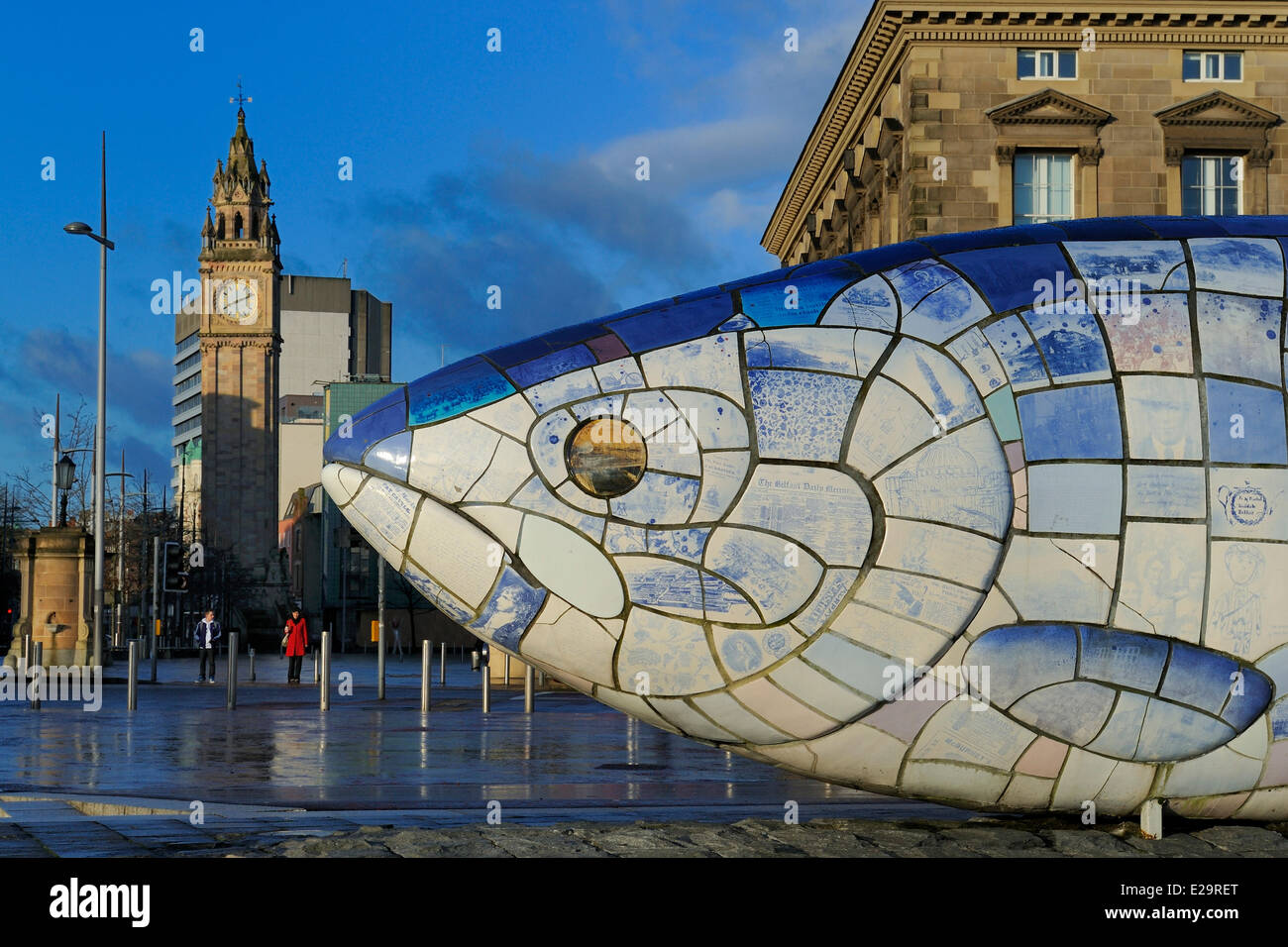 Royaume-uni, Irlande du Nord, Belfast, bord de l'eau sur la rivière Lagan, le gros poisson par John de la bienveillance sur Donegall Banque D'Images