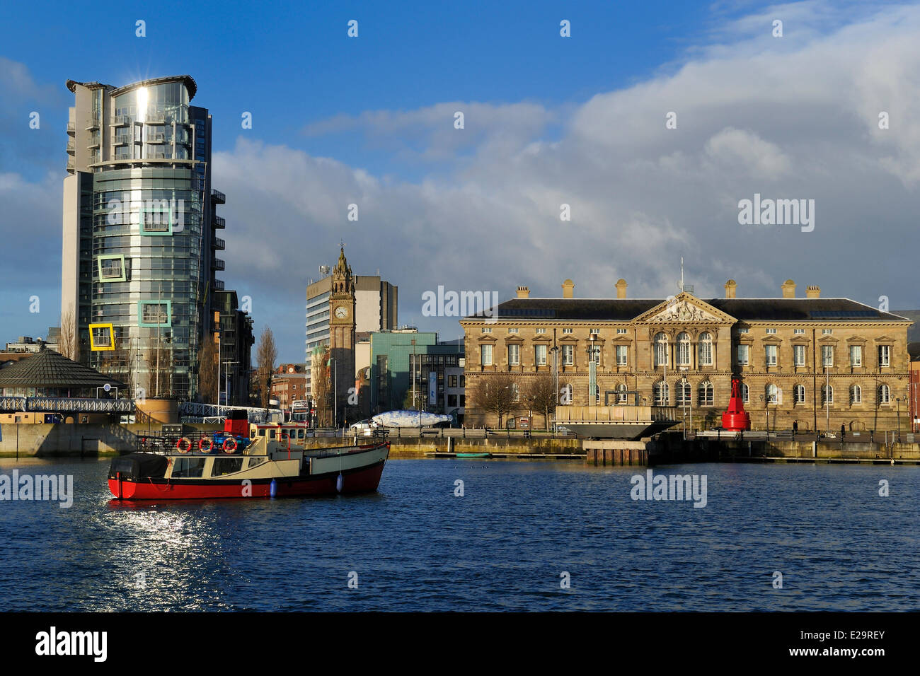 Royaume-uni, Irlande du Nord, Belfast, bord de l'eau sur la rivière Lagan, la construction du bateau et le gros poisson par Banque D'Images