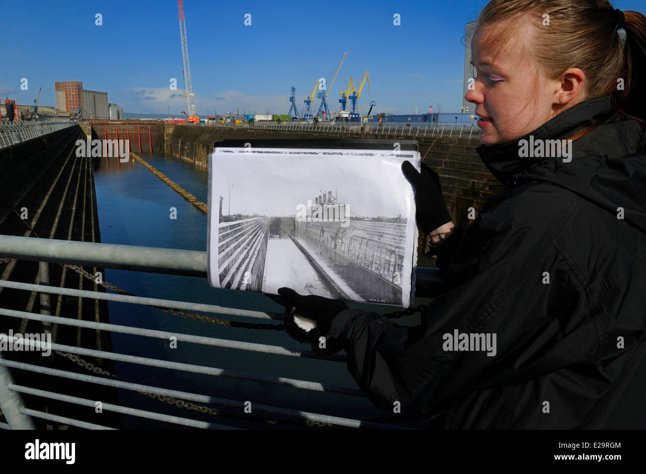 Royaume-uni, Irlande du Nord, Belfast, Queen's, l'île Thompson Dry Dock, Olympic & Titanic slips, un guide nous montrant Banque D'Images