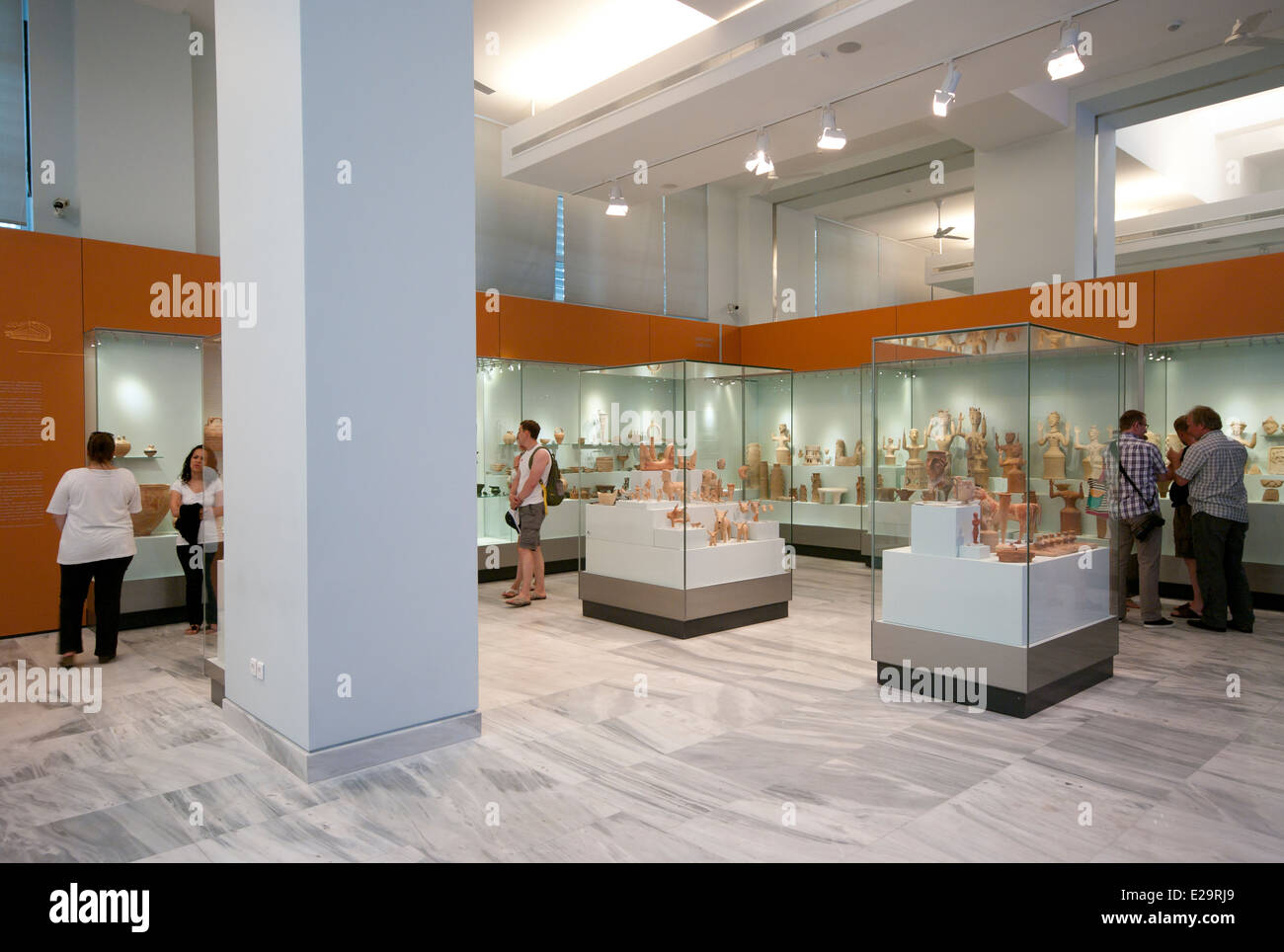 Les gens à l'intérieur du Musée Archéologique d'Héraklion Crète Banque D'Images