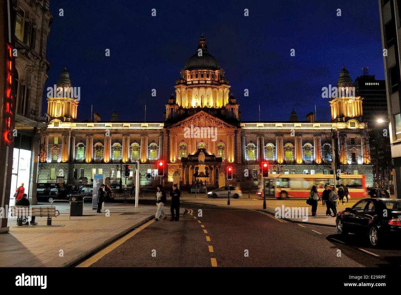 Royaume-uni, Irlande du Nord, Belfast, l'Hôtel de Ville sur Donegall square et la colonne de la mémoire du Titanic Banque D'Images