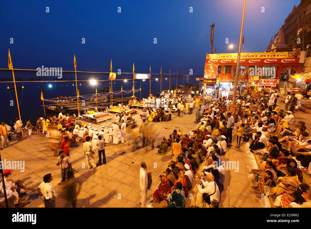 L'Inde, Uttar Pradesh State, Varanasi, Dasaswamedh Ghat à soir Banque D'Images