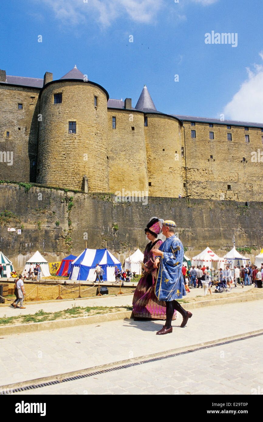 La France, de l'Ardennes, Sedan, fête médiévale,king et queen défilant devant le château de Sedan Banque D'Images