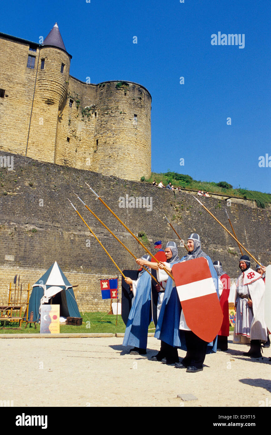 La France, de l'Ardennes, Sedan, festival médiéval, défilé des chevaliers médiévaux Banque D'Images