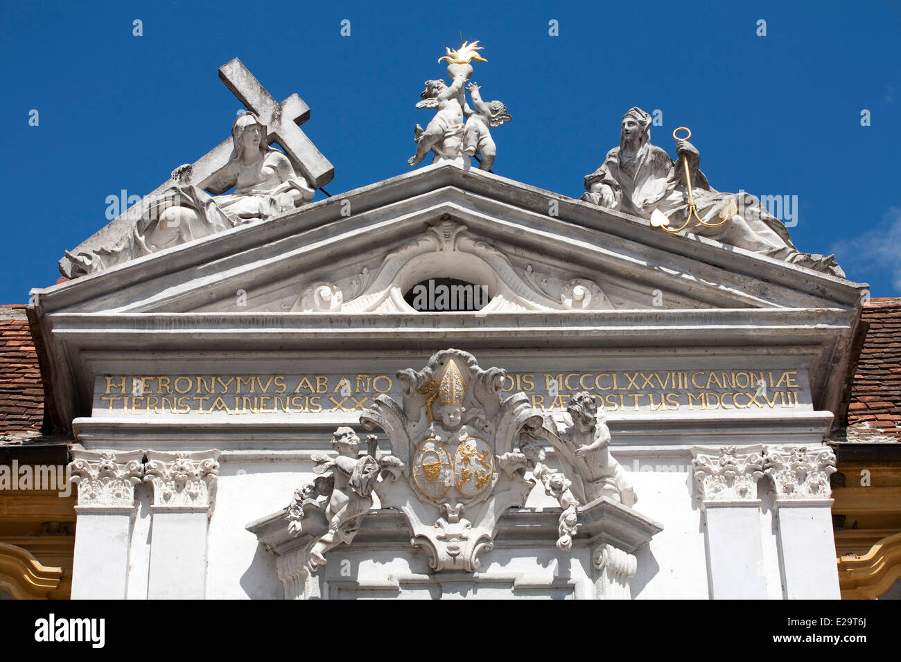 L'Autriche, Basse Autriche, la Wachau, classée au Patrimoine Mondial de l'UNESCO, Durnstein, portique de l'église de style Baroque Banque D'Images