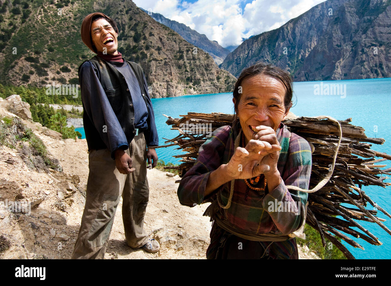 Au Népal, la zone de Karnali, région du Dolpo, Ringmo, Phoksumdo lake, couple de paysans locaux Banque D'Images