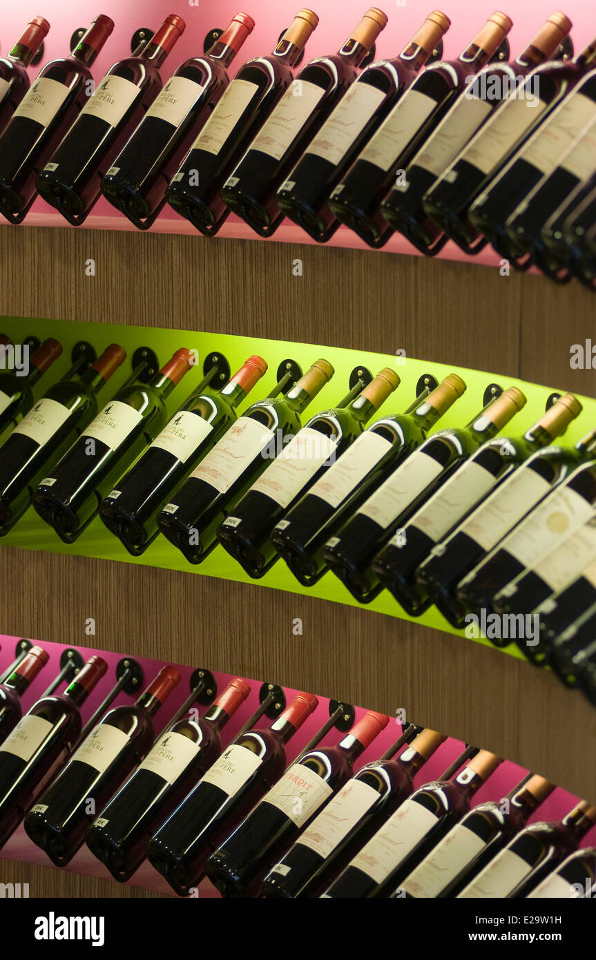 France, Gironde, Saint Emilion, cave et bar à vins l'essentiel, l'alignement de bouteilles Banque D'Images