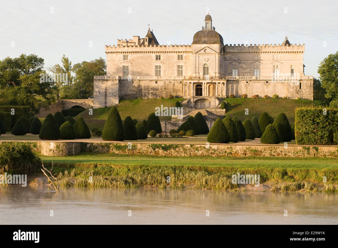 France, Gironde, Vayres, jardin et Château de Vayres dans le lever du soleil et la brume matinale sur la rivière Dordogne Banque D'Images