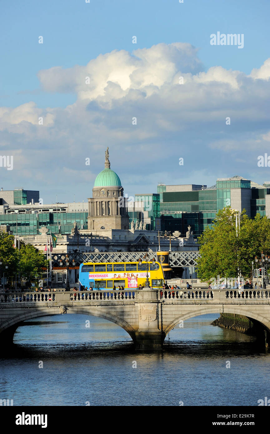 L'Irlande, Dublin, O'Connell bridge et Custom House Banque D'Images