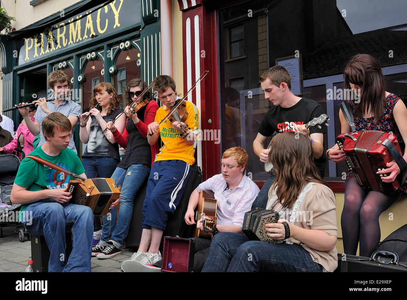 L'Irlande, le comté de Clare, Milltown Malbay, cours d'Été de Musique Improvisée, groupe jouant de la musique traditionnelle irlandaise Banque D'Images