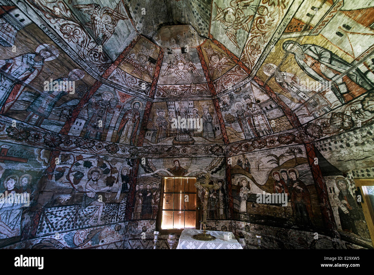 Roumanie, Carpates, Maramures, région vallée Cosau, Calinesti, église Caieni Banque D'Images