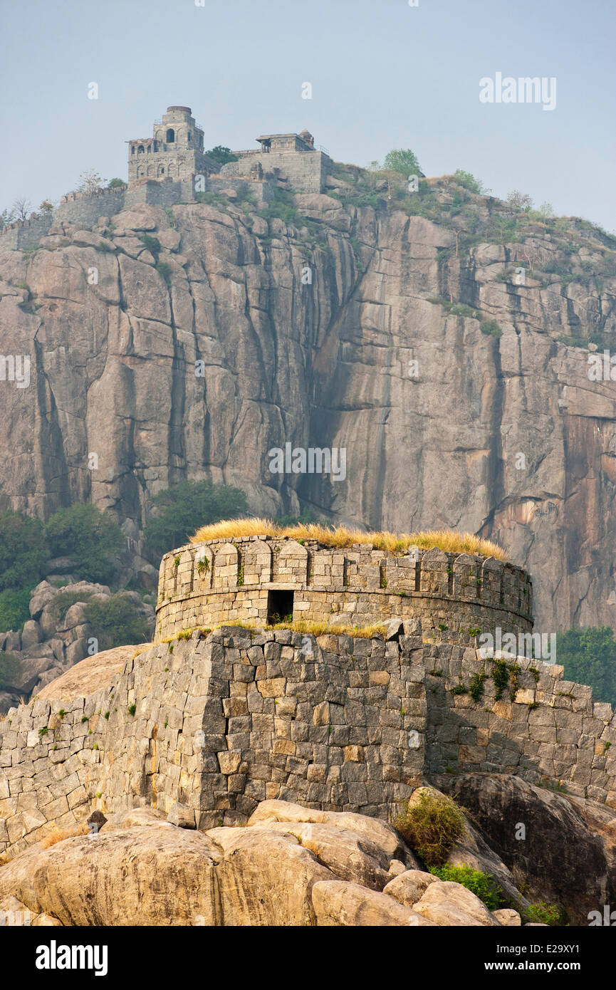 L'Inde, l'Etat du Tamil Nadu, Gingee, les vestiges des forts construits au 16ème siècle par l'Vijiyanagar donnent sur la Banque D'Images
