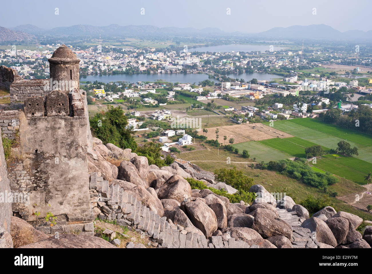 L'Inde, l'Etat du Tamil Nadu, Gingee, les vestiges des forts construits au 16ème siècle par l'Vijiyanagar donnent sur la Banque D'Images