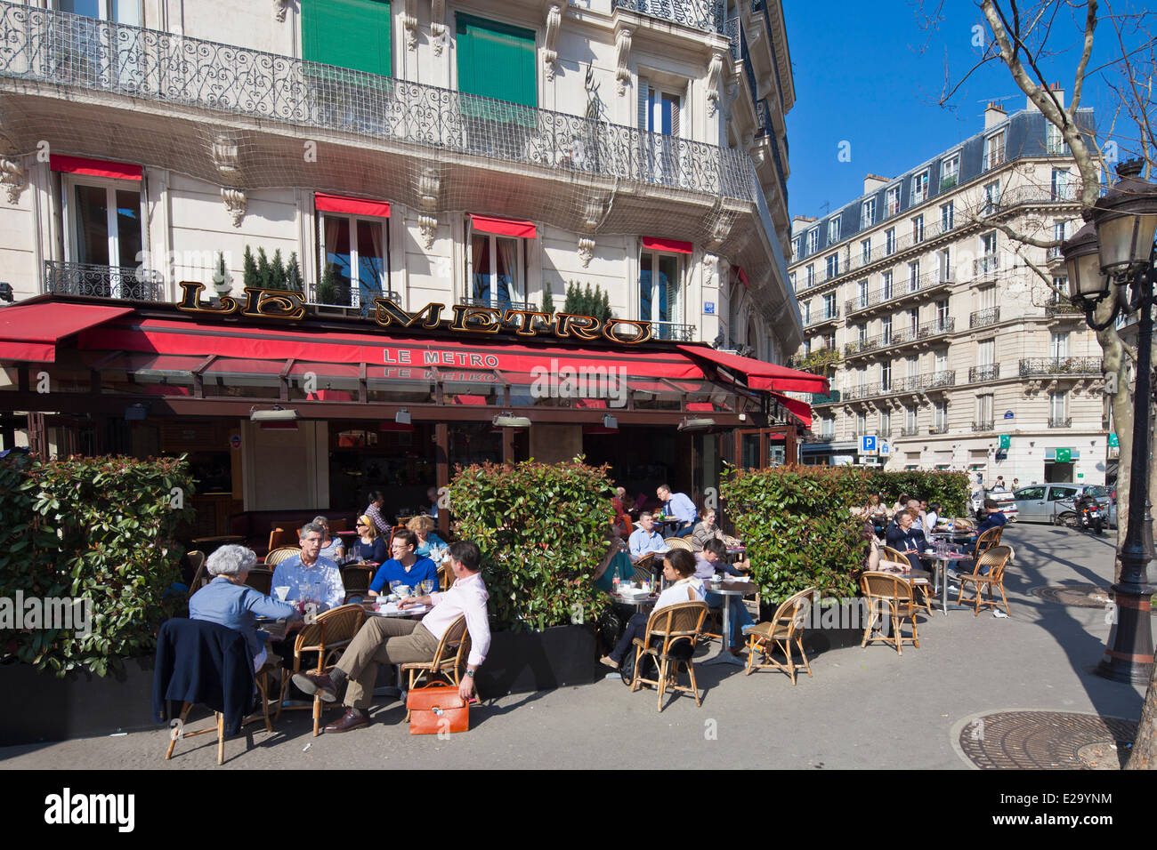 France, Paris, le Metro Cafe sur la rue de Rennes Banque D'Images