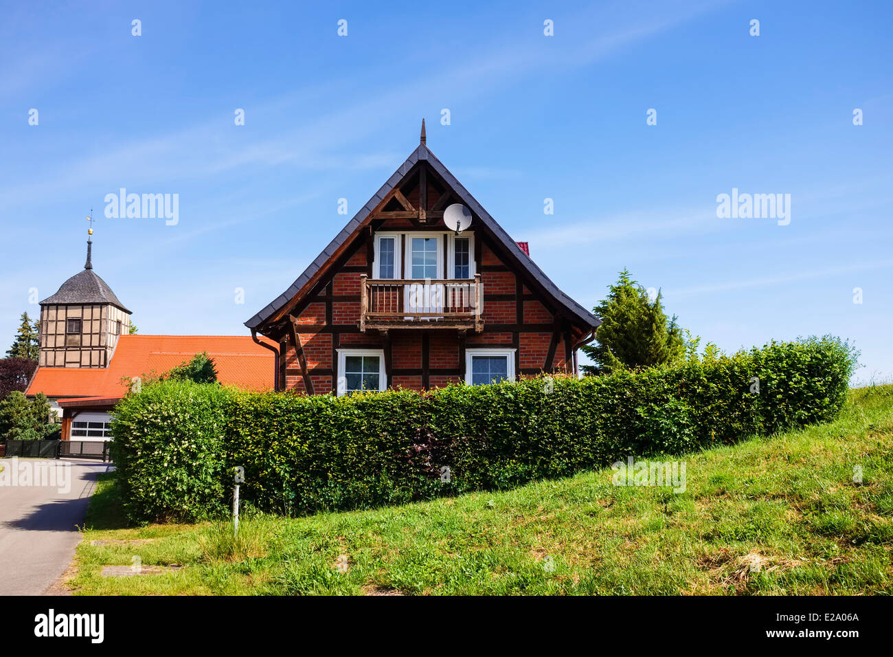 Maisons sur la digue, Wahrenberg, Saxe-Anhalt, Allemagne Banque D'Images