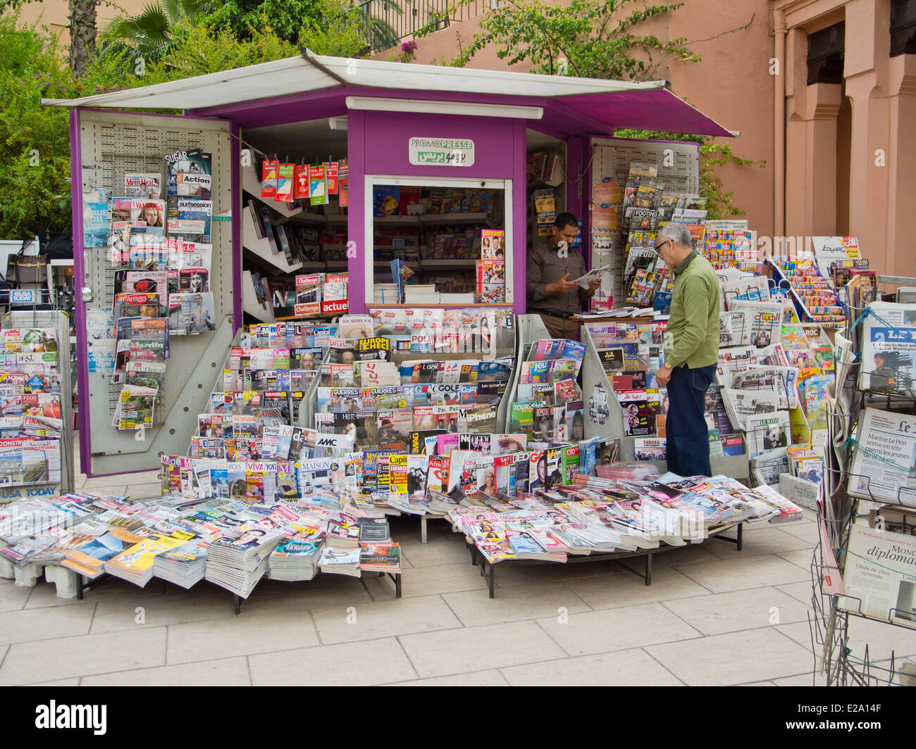 Le Maroc, Haut Atlas, Marrakech, Guéliz, un kiosque à journaux Banque D'Images