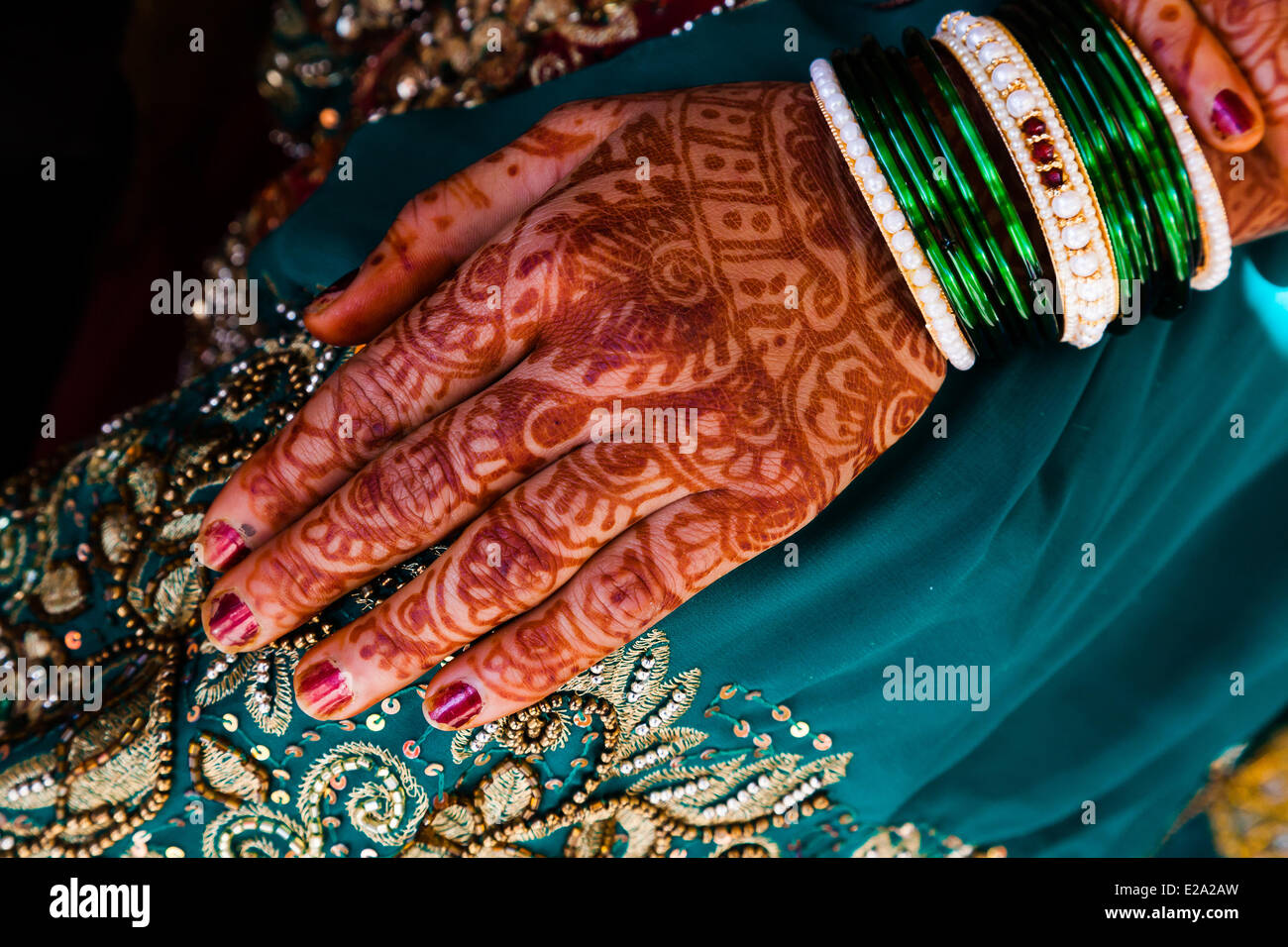 L'Inde, l'État du Maharashtra, Trimbak, épouse la main avec tatouages au henné Banque D'Images