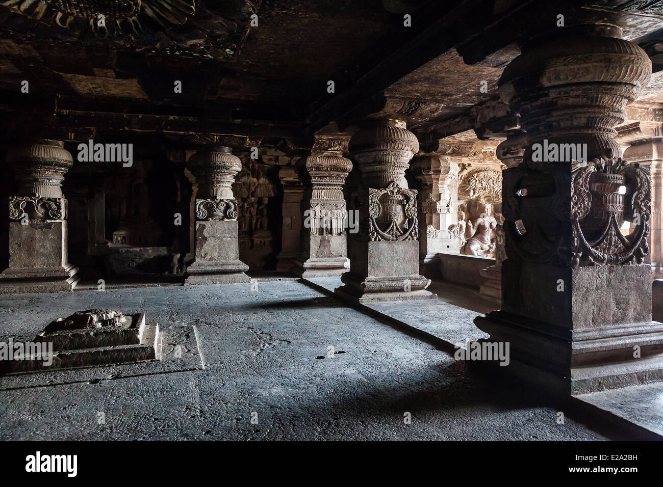 L'Inde, l'État du Maharashtra, Goa, piliers dans une grotte Jain, inscrite au Patrimoine Mondial de l'UNESCO Banque D'Images