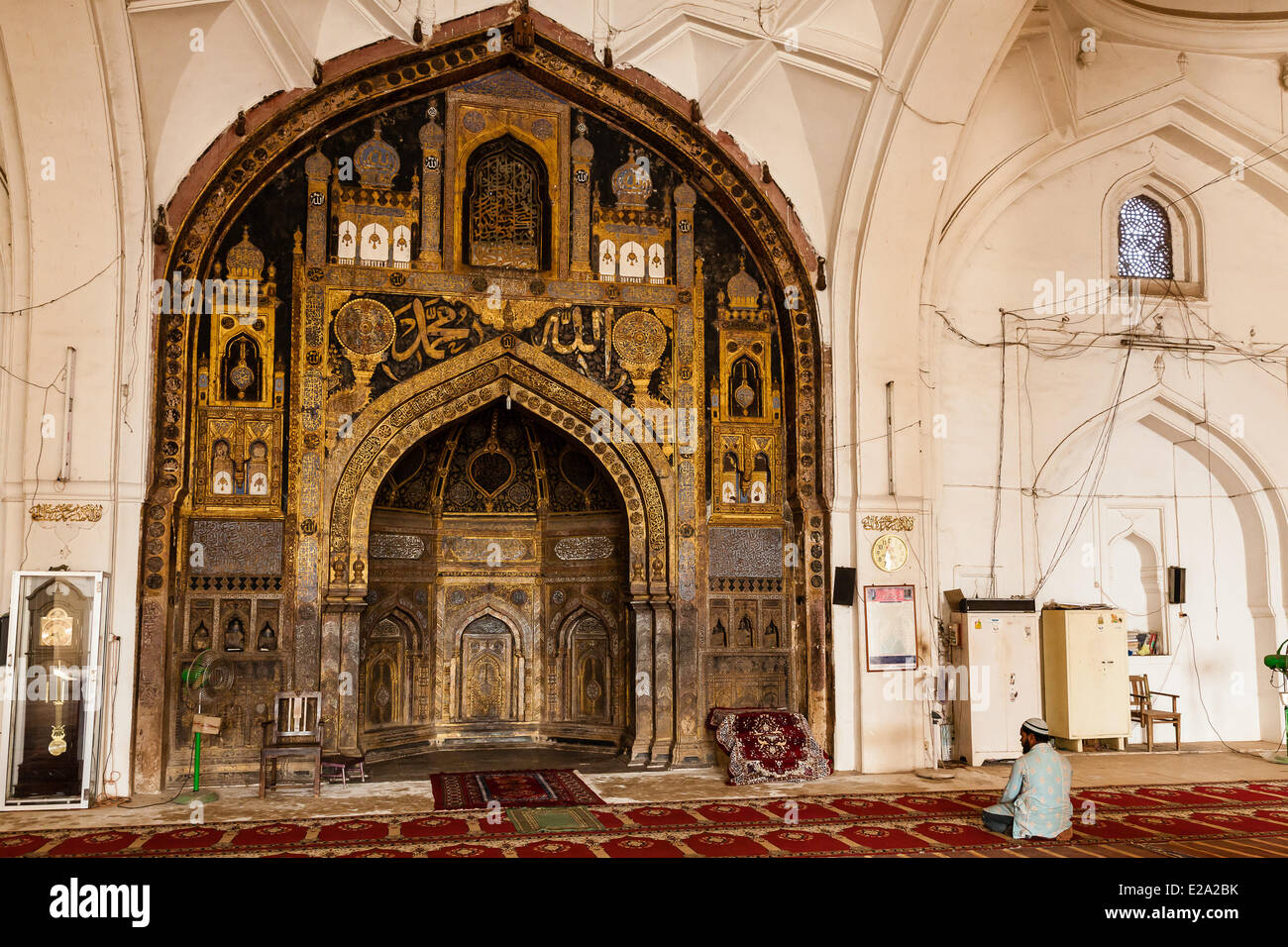 L'Inde, l'état du Karnataka, Aywaille, la mosquée Jama Masjid, musulmans priant devant le mihrab Banque D'Images
