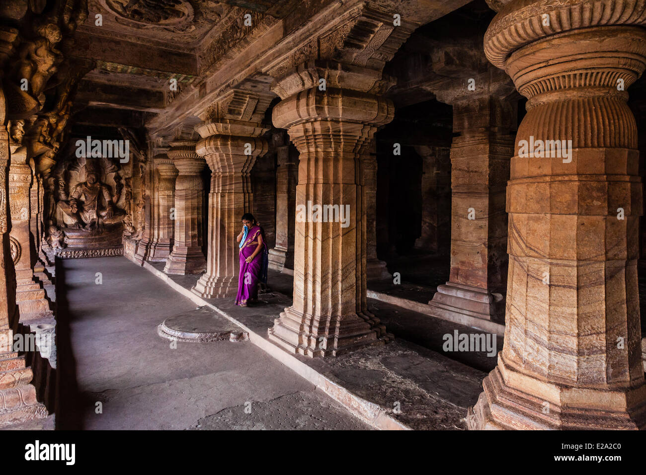 L'Inde, l'état du Karnataka, Badami, femme indienne en sari à Vishnou cave Banque D'Images