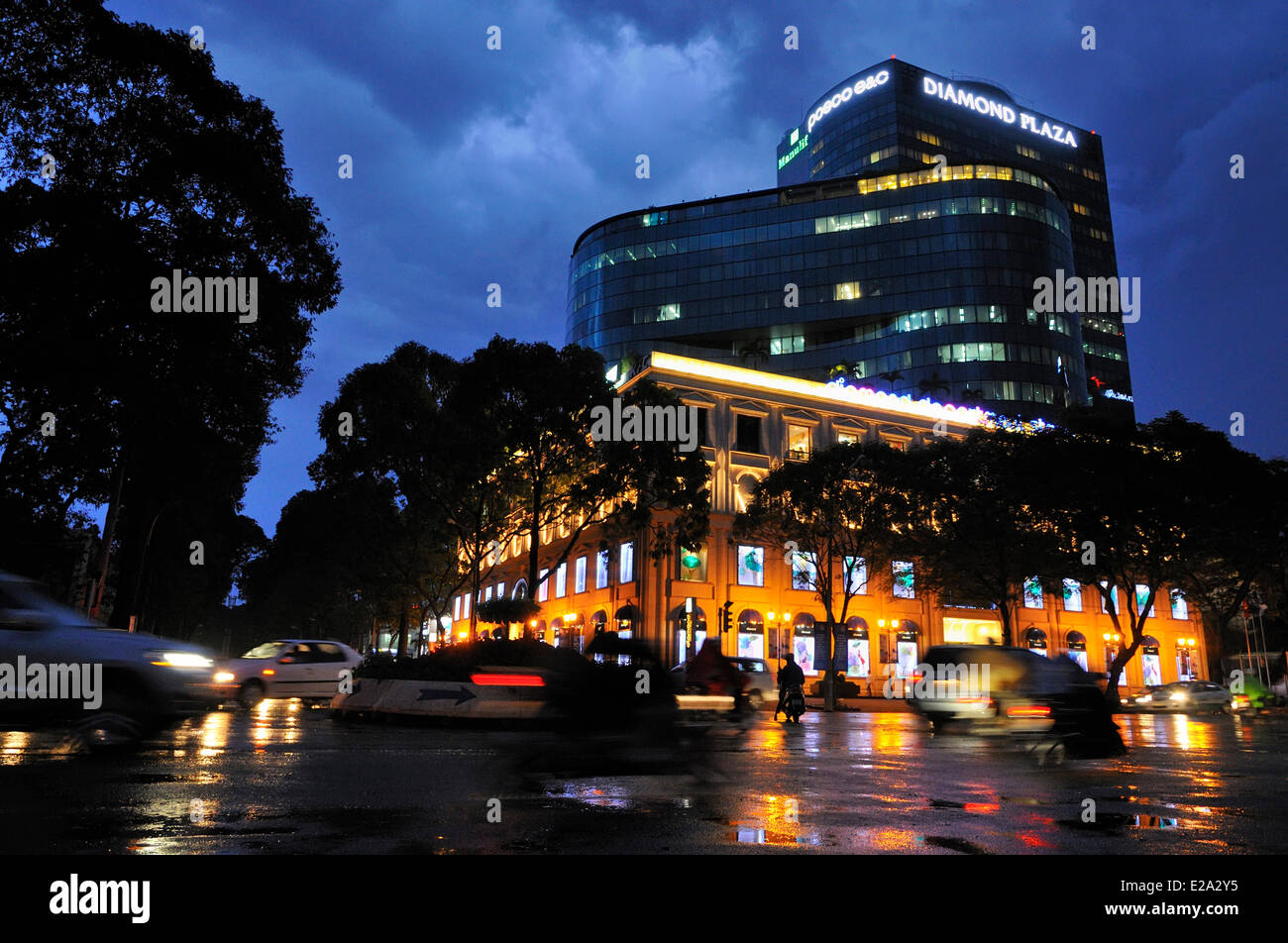 Vietnam, Saigon (Ho Chi Minh Ville), district 1, centre commercial Diamond Plaza Banque D'Images