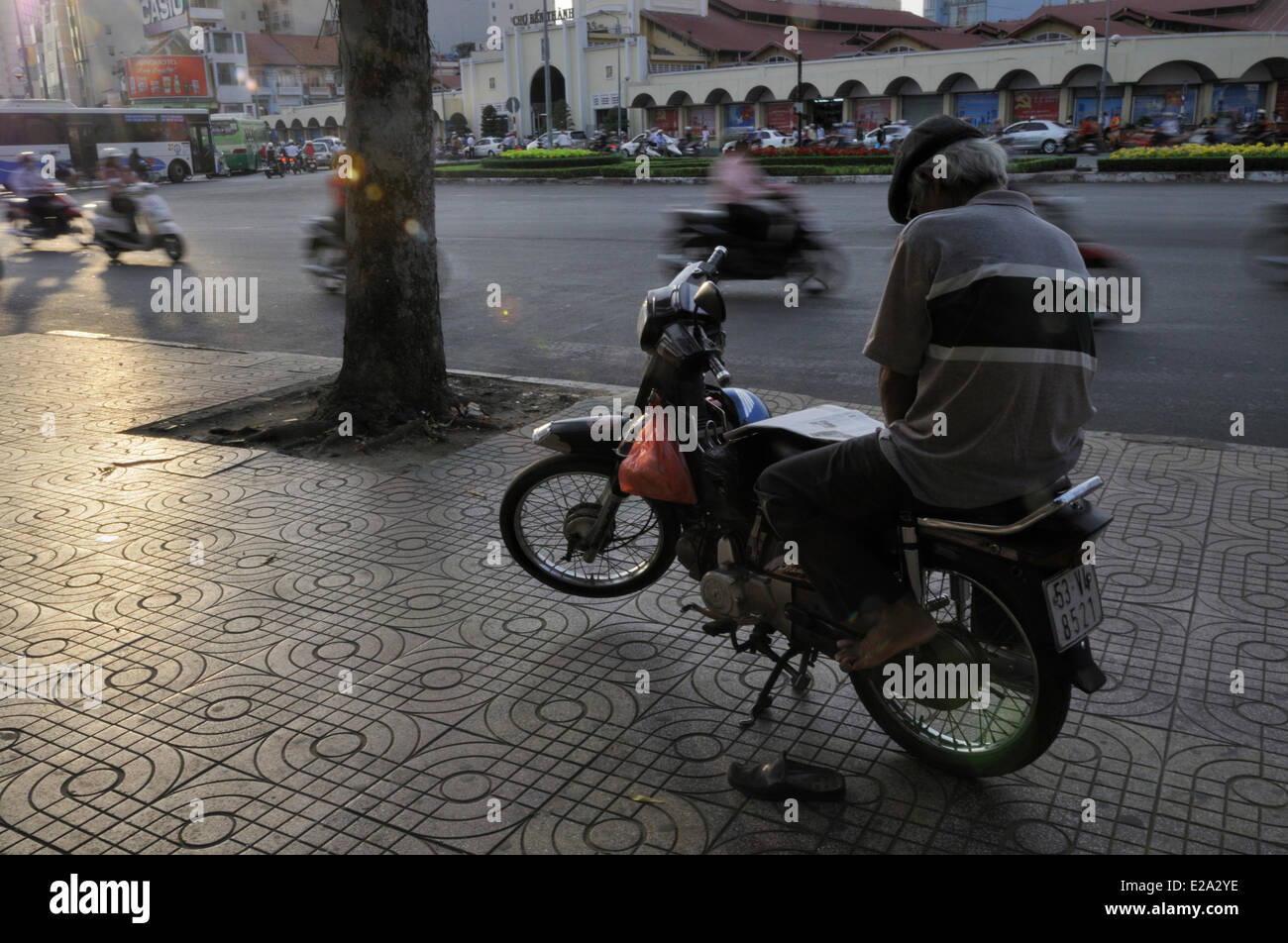 Vietnam, Saigon (Ho Chi Minh Ville), district 1, rue Le Loi, un Xe Om ou moto taxi en attente de clients Banque D'Images